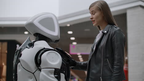 El-Robot-Mira-A-La-Niña.-Inteligencia-Artificial.-Tecnologías-Robóticas-Modernas.-El-Robot-Mira-A-La-Chica-Con-Ojos-Enamorados.-Tecnologías-Robóticas-Modernas